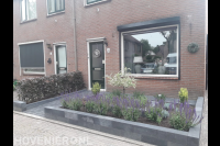 Voortuin met bestrating en plantenbak met lavendel