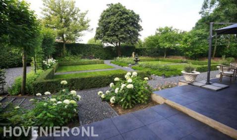 Klassieke tuin met waterornament, gazon en hagen 2