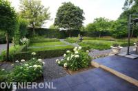 Klassieke tuin met waterornament, gazon en hagen 2