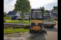 Oud gras verwijderen met minikraan