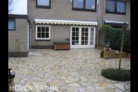 Bestrating van flagstones in de achtertuin