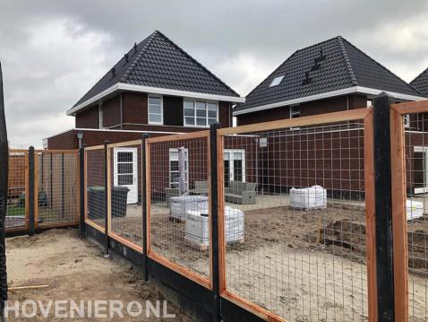 Schutting met schermen van betongaas