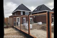 Schutting met schermen van betongaas
