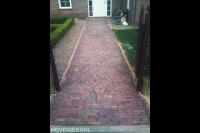 Tuinpad van gebakken klinkers met waaierpatronen