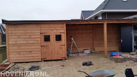 Houten schuurtje met overkapping