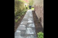 Tuinpad van betontegels