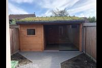 Veranda met glazen schuifwand, schuur en groendak