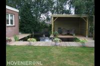 Houten overkapping en vlonder bij vijver