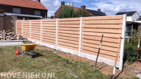 Hout beton schutting plaatsen