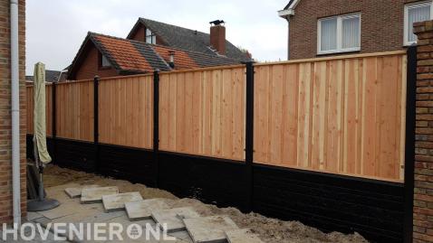 Hout beton schutting plaatsen