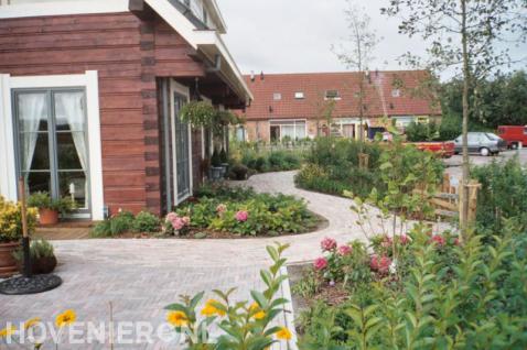 Sierlijke tuin met kleurrijke beplanting