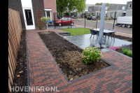 Tuinaanleg met bestrating, terras, grasveldje en hekwerk