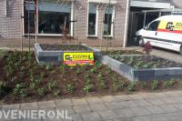 Voortuin aanleggen met plantenbakken, nieuwe beplanting en leibomen