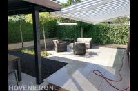 Onderhoudsvriendelijke achtertuin met siertegels en split