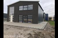 Bestrating rondom bedrijfspand