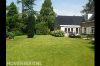 Ruime villatuin met groot gazon en veel groen 2