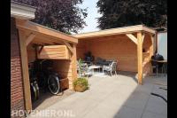 Houten overkapping en fietsenstalling