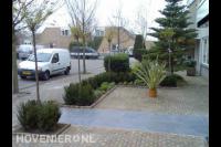 Onderhoudsarme voortuin met bestrating en haagplanten