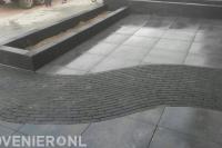 Voortuin bestraten met siertegels en waaltjes