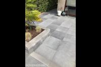 Achtertuin met plantenbak van stapelblokken