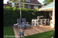 Achtertuin met vlonder en kunstgras