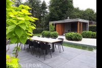 Tuinaanleg met terras, vijver en luxe overkapping