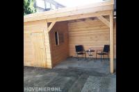 Houten schuurtje met overkapping