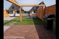 Tuinaanleg met bestrating, kunstgras, houten pergola en schutting 2