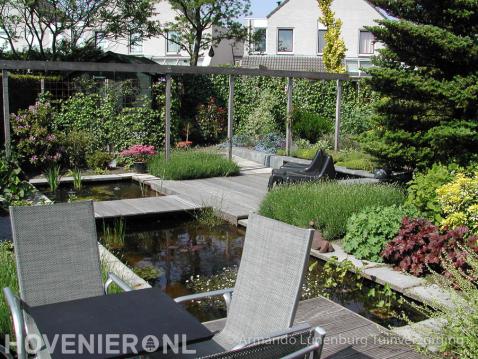 Tuin met vijver, vlonders en houten pergola