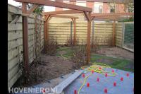 Aanleggen van terras in tuin met houten pergola's