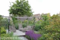 Zithoek met vlonder en houten pergola