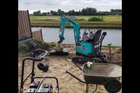 Betonbalk plaatsen met behulp van minikraan met zuignap