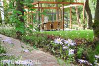 Grote robuuste pergola over terras met tuinset