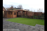 Tuinaanleg met bestrating van siertegels en kunstgras