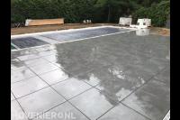 Bestrating van siertegels rondom zwembad