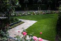 Voortuin met gazon en tuinhek