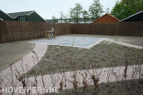 Tuinaanleg met terras, bestrating, beplanting en wilgentenen schutting