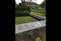 Tuinaanleg met graszoden, split, plantenbak en nieuwe beplanting