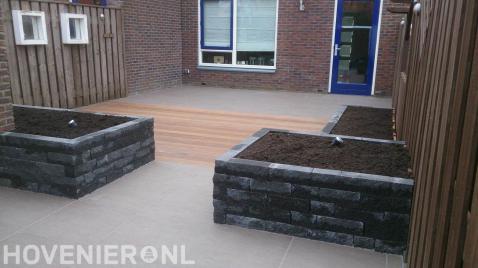 Tuin met stapel plantenbakken