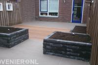 Tuin met stapel plantenbakken