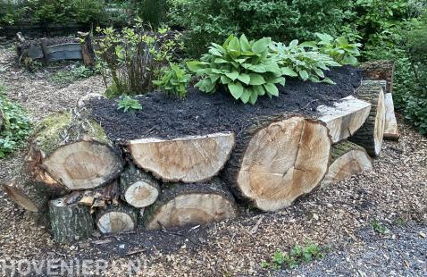 Hugelbed, opgevuld met boomstammen, en compost