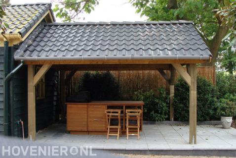 Houten terrasoverkapping met pannendak