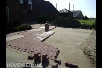 Straatwerk van rode betonklinkers