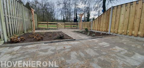 Tuinaanleg met bestrating, beplanting, houten schutting en hekwerk