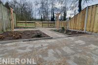 Tuinaanleg met bestrating, beplanting, houten schutting en hekwerk