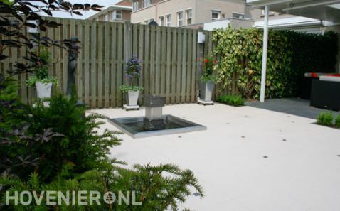 Moderne tuin met waterornament