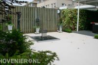 Moderne tuin met waterornament