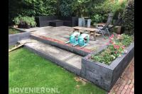 Verhoogd terras met plantenbakken van stapelblokken