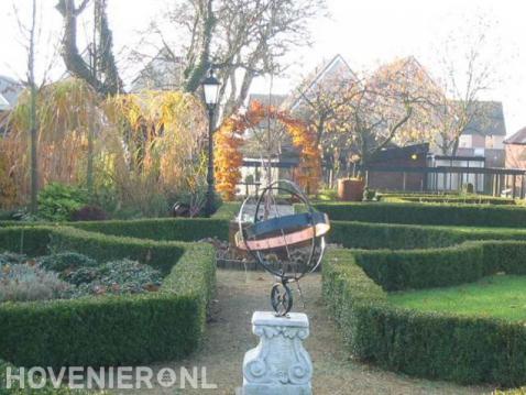 Klassieke tuin met hagen en pergola 2