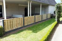 Lage hout beton schutting als tuinafscheiding